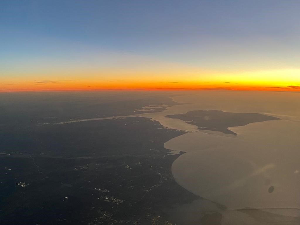 Breath-taking photo of the day breaking over the Solent taken from a BA plane, Jan 17th, 2022. An amazing and challenging stretch of water, great for sail training in all weathers - we'll be back there in March after refit #sailtraining #britishairways #solent