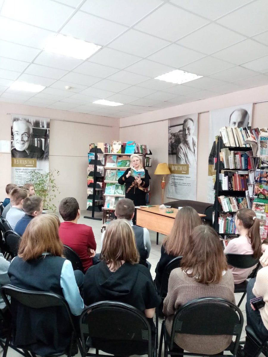 #ЦБС #Неделякраеведческойкниги
Сегодня состоялась встреча с писательницей из г. Новоульяновска Раисой Птицей. Это сказы, легенды, сказания, былины о многовековой истории нашего края.