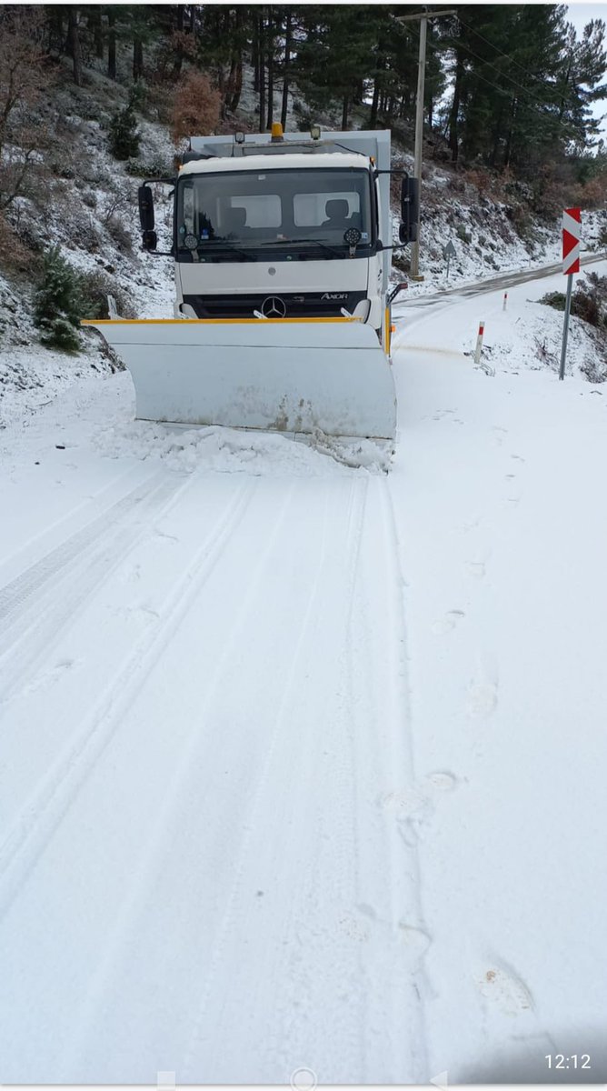 Değerli hemşehrilerimiz,

Yoğun kar yağışı nedeniyle eğitime bir günlük ara verilen Kiraz ve Kemalpaşa ilçelerimizin yüksek köylerinde kapanan yollar ekiplerimiz tarafından açılmıştır.

Yaşanabilecek tüm olumsuzluklara karşı ekiplerimiz teyakkuz halindedir.