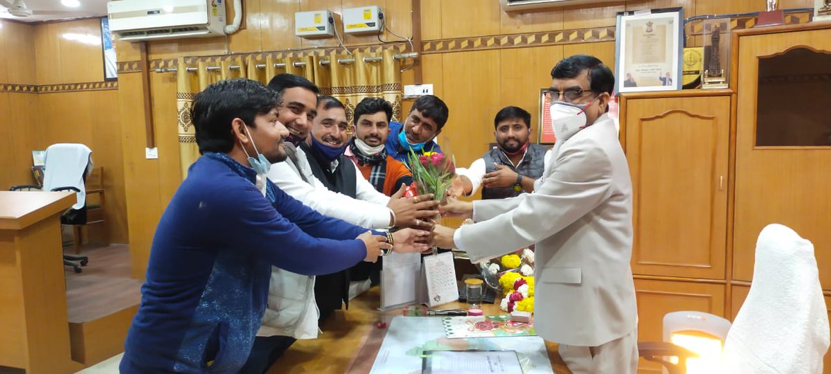 Rajendrafoji's tweet photo. आज अलवर में दरिंदगी का शिकार हुई मूकबधिर बालिका को न्याय दिलवाने के लिए रैली निकाल कर जिला कलेक्टर के मार्फत राज्यपाल को ज्ञापन दिया व निर्वाचित जिला कलेक्टर लक्ष्मण सिंह कुङी को रालोपा पार्टी की तरफ से गुलदस्ता भेट किया। @RLPINDIAorg @zeerajasthan_ @jhunjhununewz @ https://t.co/qdymufRO7g