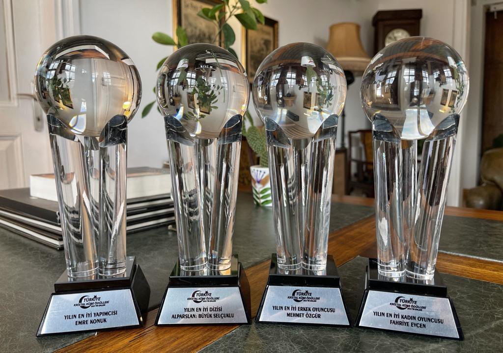 #AlparslanBüyükSelçuklu Ailesi olarak #kristalküreödülleri2021 de milletimizin teveccühü ile 🏆🏆🏆🏆dört ödüle layık görüldük. Organizasyonda emeği geçen herkese teşekkür eder ödül alan herkesi tebrik ederiz. <a href="/AkliFilm/">Akli Film</a>