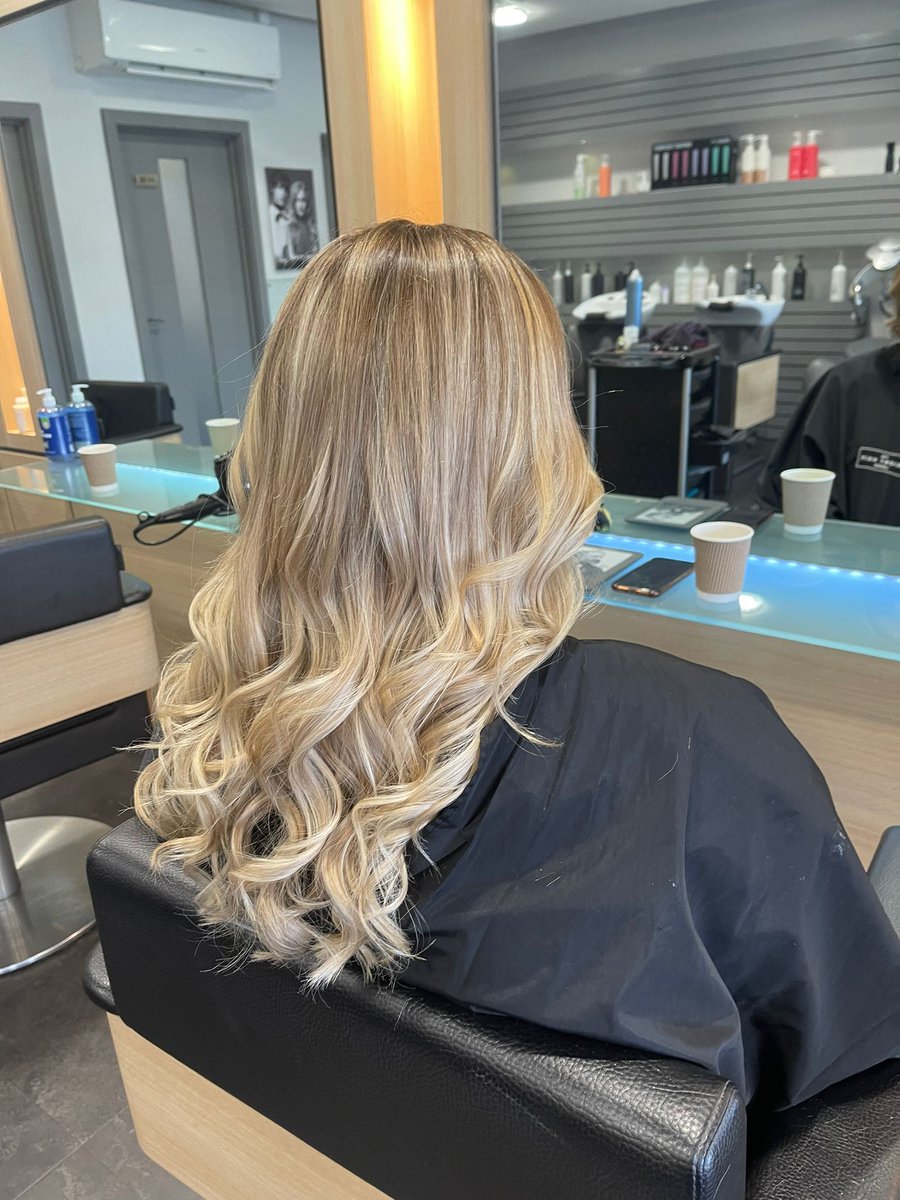 Priory_Hair's tweet image. Staying bright and blonde with a #rootmelt for 12 week maintenance. 
Stylist: #RosieatThePrioryHairLounge   
Colour: #Wella 
#crowninggloryhair #beautifullyblonde