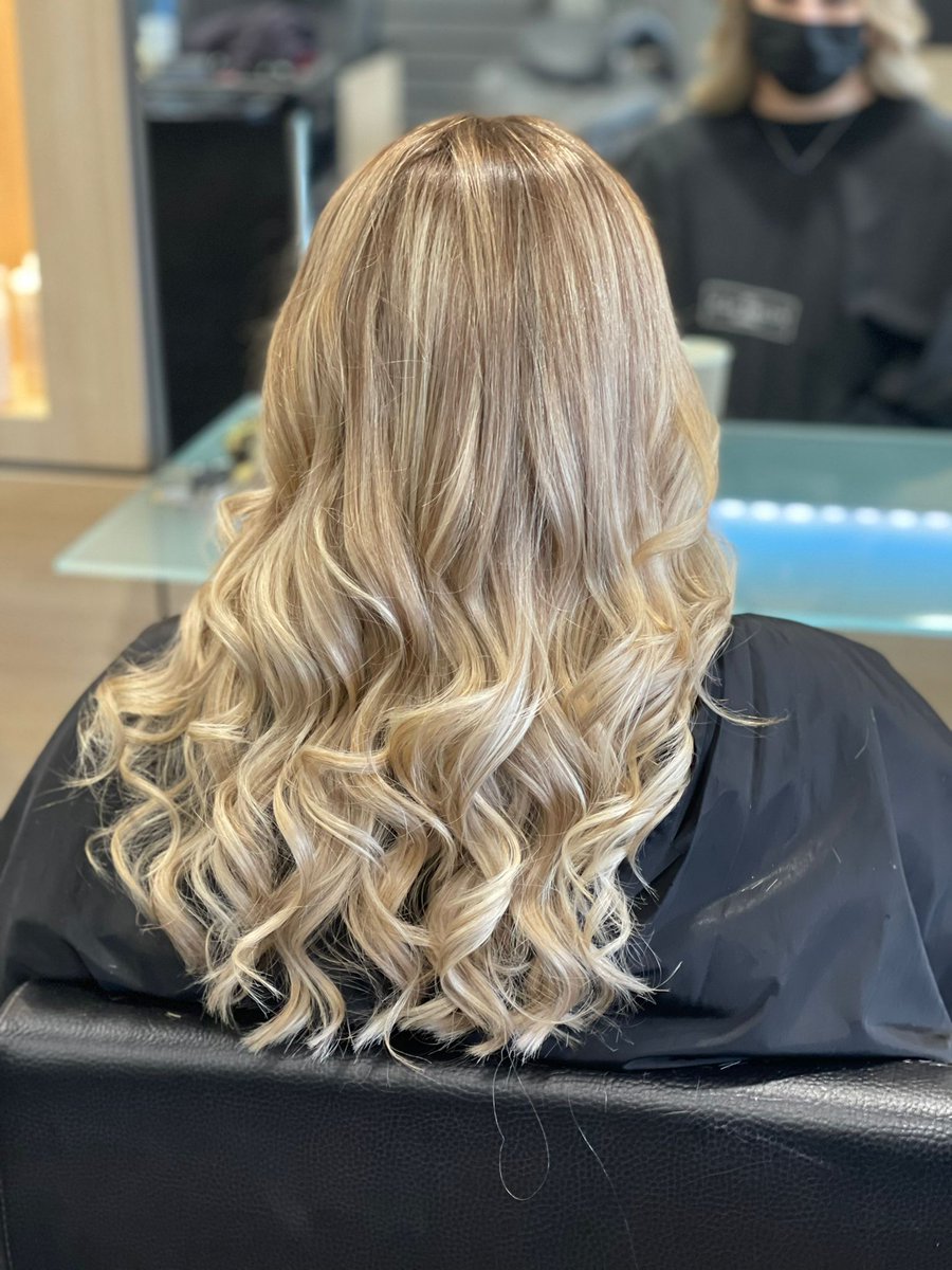 Priory_Hair's tweet image. Staying bright and blonde with a #rootmelt for 12 week maintenance. 
Stylist: #RosieatThePrioryHairLounge   
Colour: #Wella 
#crowninggloryhair #beautifullyblonde