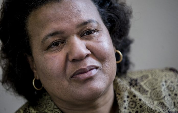 QwinOfSheba's tweet photo. The desperate campaign against Lindiwe Sisulu continues. Zimbabwean Elinor Batezat has now been co-opted to comment on the article. 
Elinor turned herself into a useful idiot in the propaganda war waged against Minister Sisulu. So shameless of her. Sies! https://t.co/0kpcMZsKpp