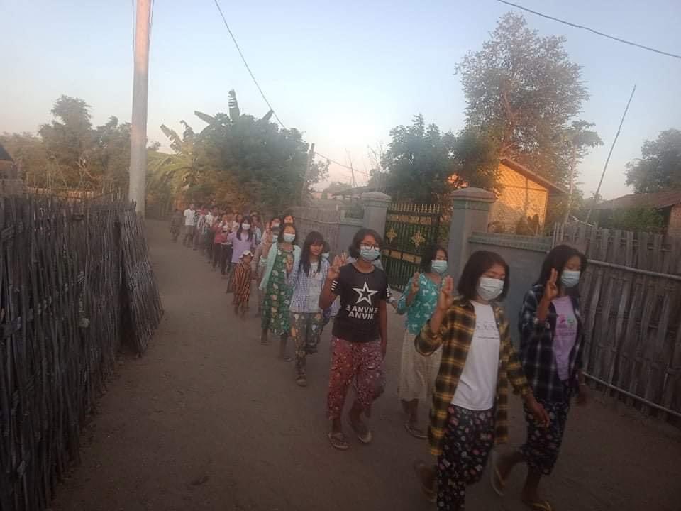 TTFR__Myanmar's tweet photo. Protesters from YeKyiPin Village,YinnMarPin Tsp staged the marching strike. #SanctionMOGE #WhatsHappeningInMyanmar #2022Jan18Coup https://t.co/DSN34GErhO