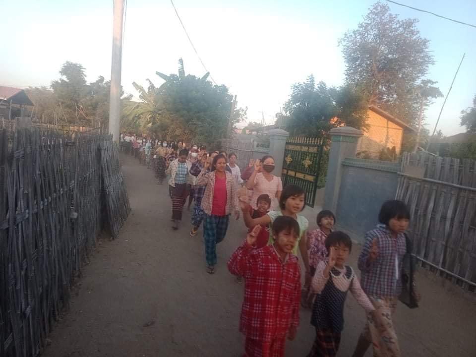 TTFR__Myanmar's tweet photo. Protesters from YeKyiPin Village,YinnMarPin Tsp staged the marching strike. #SanctionMOGE #WhatsHappeningInMyanmar #2022Jan18Coup https://t.co/DSN34GErhO