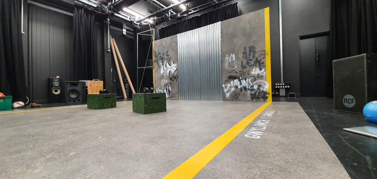 AradGoch's tweet image. Gydag amser ymarfer yn lleihau
A pherfformiadau yn agosáu
Y cast bron yn barod i deithio 
Mae ‘Croesi’r Llinell’ yn siŵr o lwyddo!

Mae pethau'n dechrau cymryd siâp! 👀