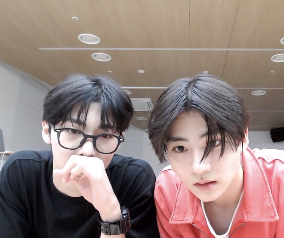 _wxochxn_'s tweet photo. 이 둘이 강아지가 아님 머래요?....ㅠㅠ🤍 https://t.co/wBkcTXrTGs