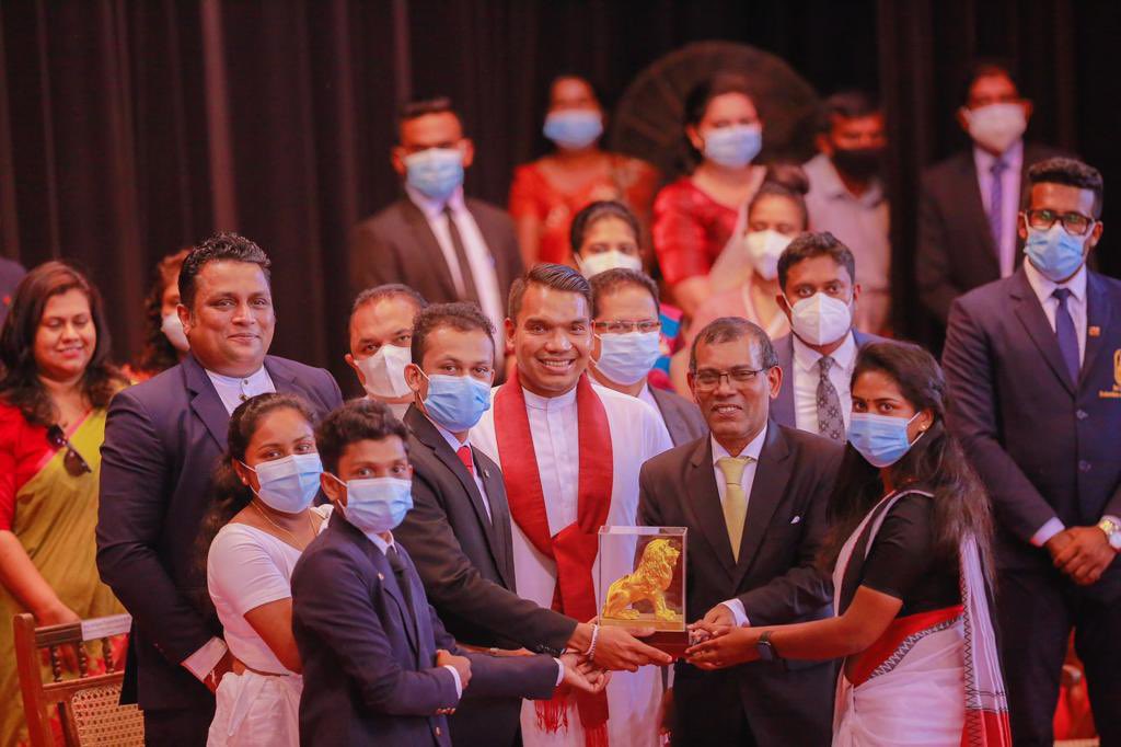 I want to take a moment to thank HE @MohamedNasheed for accepting our invitation & gracing the 2nd session of the 5th #NationalYouthParliament of #LKA!Excellency I believe your advice motivation&words will be forever etched in the hearts of the future leaders of #LKA!Thank you!🙏🏽