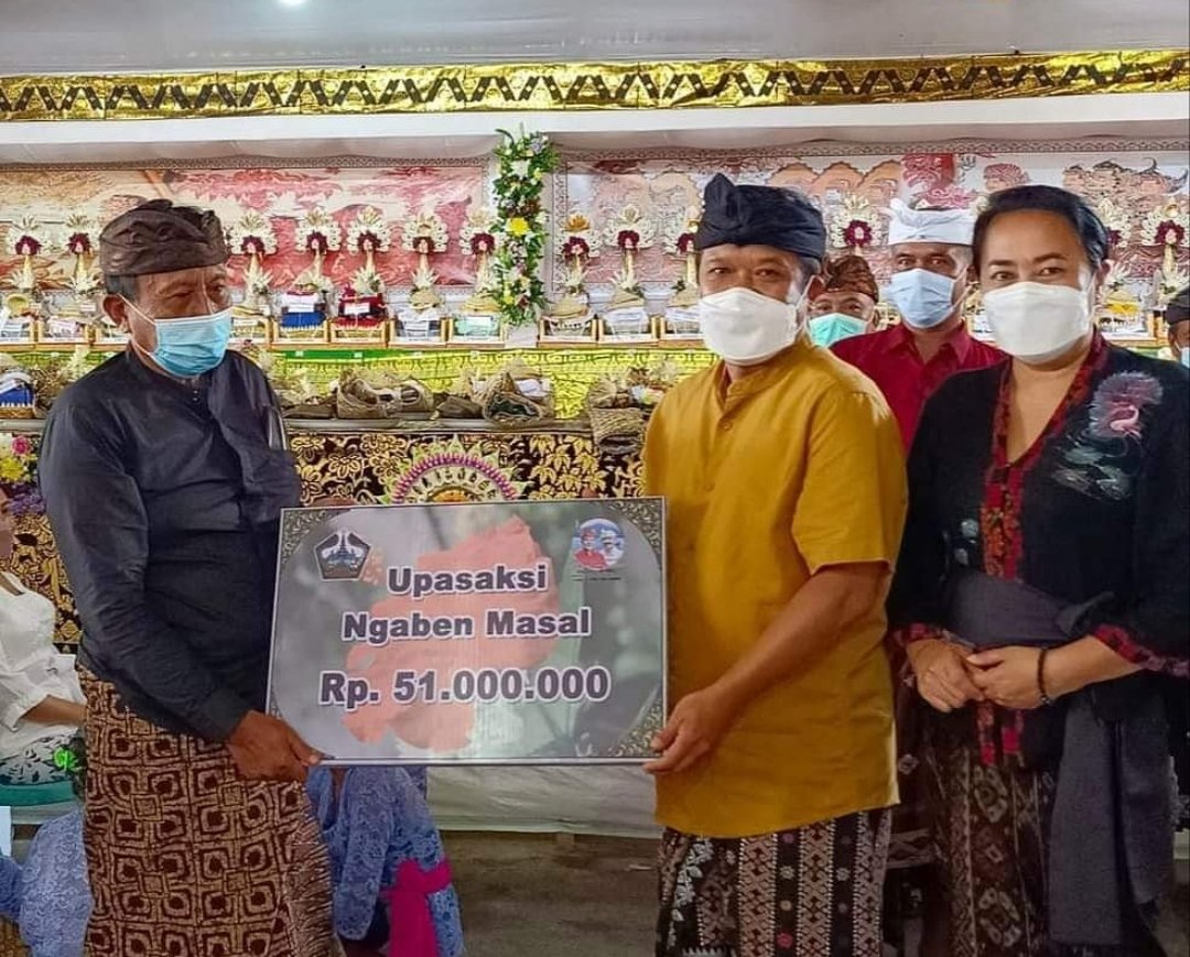 Bupati Bangli SN Sedana Arta didampingi Ketua TP PKK Kabupaten Bangli Ny. Sariasih Sedana Arta menyerahkan Bantuan untuk Upacara Ngaben Masal Senilai 51 Juta Rupiah Kepada Krama Adat Banjar Pande, Kelurahan Cempaga Kecamatan Bangli yang bertempat di Balai Banjar Pande  (18/1/22)