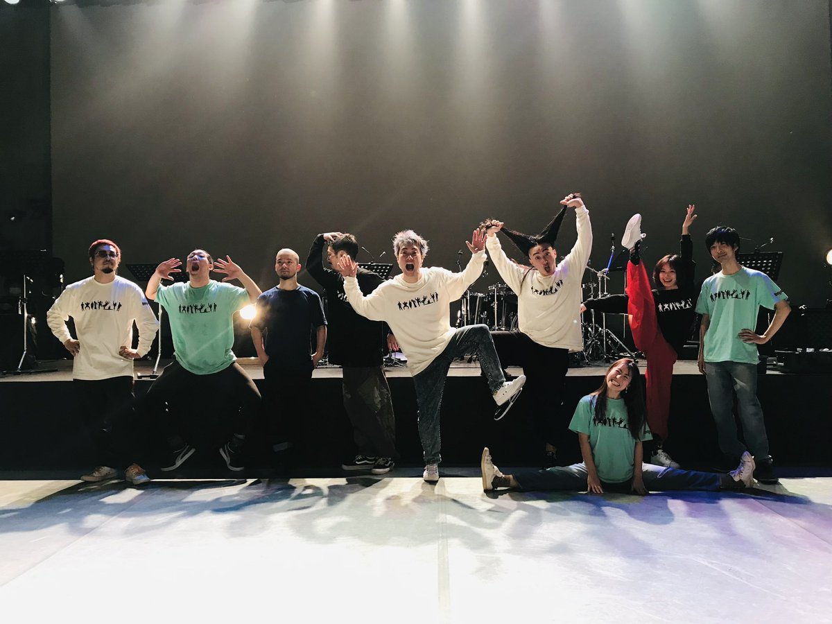 LuckyStr1ke2010's tweet photo. グッズのWeb受付が開始になったけど、
変わらずライブ配信は21日まで視聴可能です!
https://t.co/8bXSbvs37r
ライブ直後、グッズで作ったTシャツのシルエットと同じポーズで📸
#ライブ配信 #配信ライブ #ライブ #Soundance #LuckyStrike #グッズ #Tシャツ https://t.co/Jetj0gum8O
