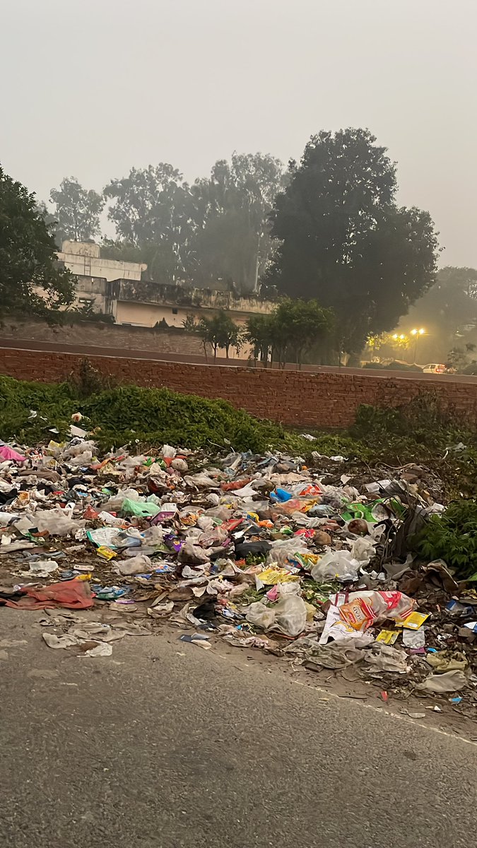 orchid890's tweet photo. When will this be a true smart city ? #smartcityproject #smartcity @moradabad @CMOfficeUP @myogiadityanath @DMMoradabad #authorities @pm @BJP4UP #BJP4UP https://t.co/spNKsALBvu