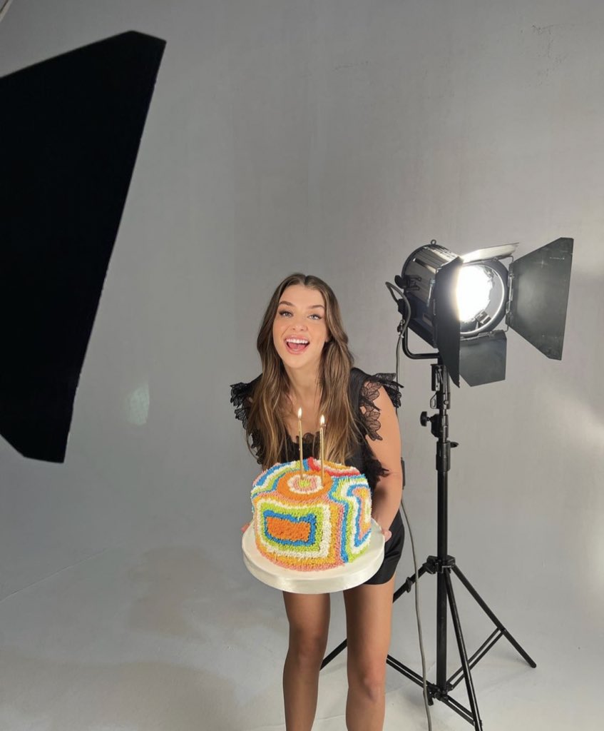 GamzeErcelBR's tweet photo. A cara de felicidade de quem está completando 30 com rostinho de 18. 🥰🥂✨ https://t.co/xjpnBVP4Qb