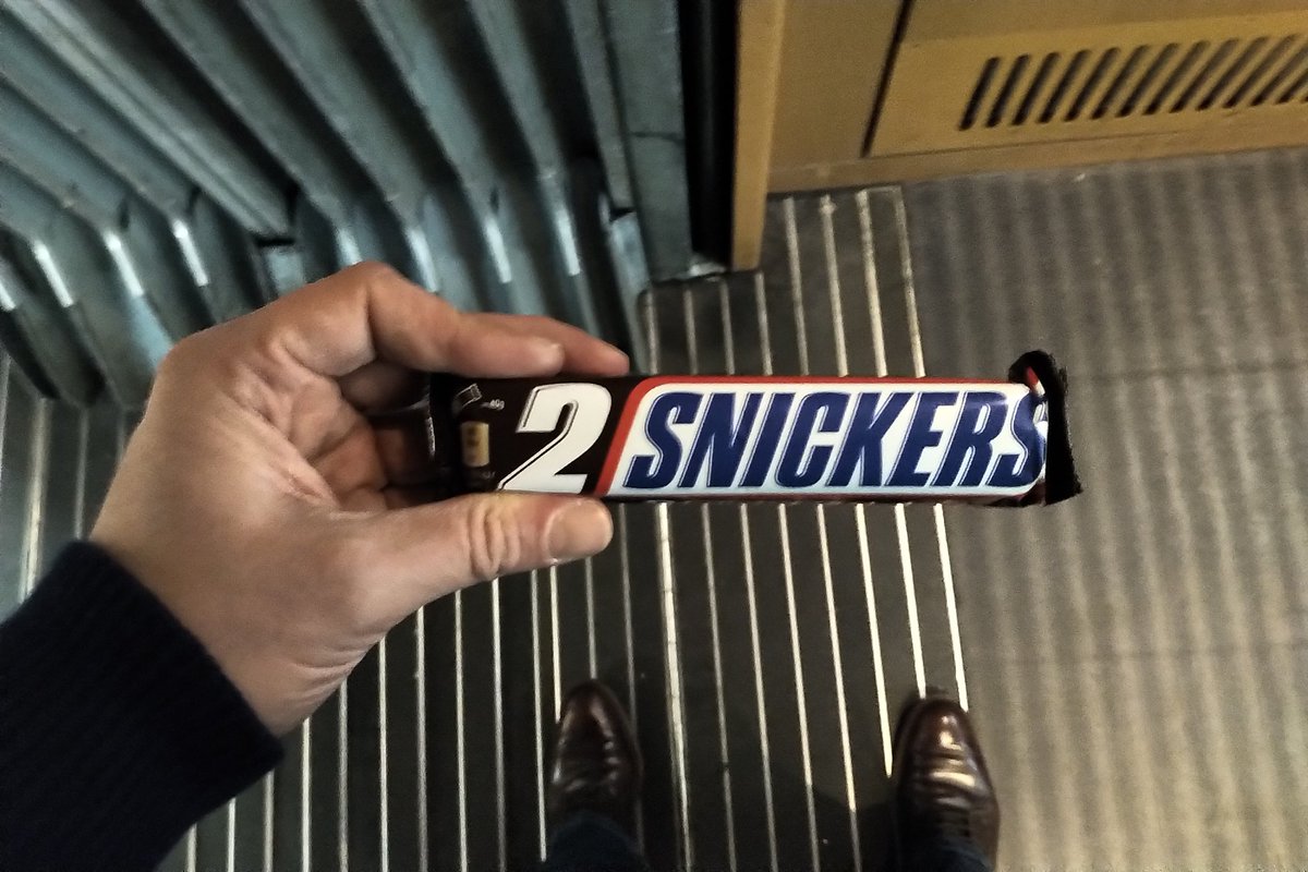 Ich stehe hier im Zug der <a href="/DB_Bahn/">Deutsche Bahn Personenverkehr</a> , direkt am eisernen Vorhang des Corona-Regel-Wahnsinns: Wo mein linker Fuß ist (im Abteil) darf ein ungeimpfter den Snickers essen (3G), wo mein rechter Fuß steht (Speisewagen mit 2G+), darf ein Ungeimpfter nicht abbeißen.