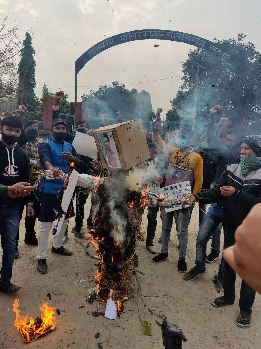 UrHimanshuBorah's tweet photo. Abruptly #COVID cases are increasing &amp;creating godawful&amp;abyslam situation for Students. #SBTE_Bihar online exams is need of an hour. GOB kindly take a note of this issue.
ऑनलाइन परीक्षा देना सामाजिक रूप से सक्रिय होने के बारे में है!

#SBTEBiharOnlineExamLo
#SBTEBiharKatilHai https://t.co/6NgGaVIyvN