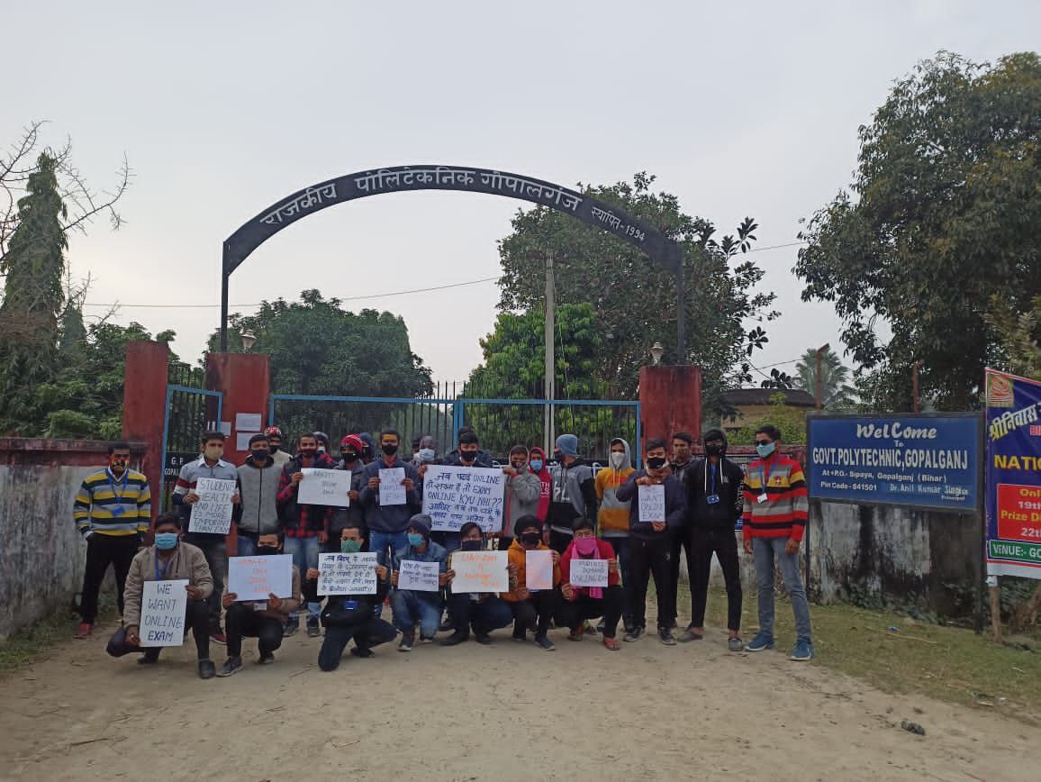 UrHimanshuBorah's tweet photo. Abruptly #COVID cases are increasing &amp;creating godawful&amp;abyslam situation for Students. #SBTE_Bihar online exams is need of an hour. GOB kindly take a note of this issue.
ऑनलाइन परीक्षा देना सामाजिक रूप से सक्रिय होने के बारे में है!

#SBTEBiharOnlineExamLo
#SBTEBiharKatilHai https://t.co/6NgGaVIyvN