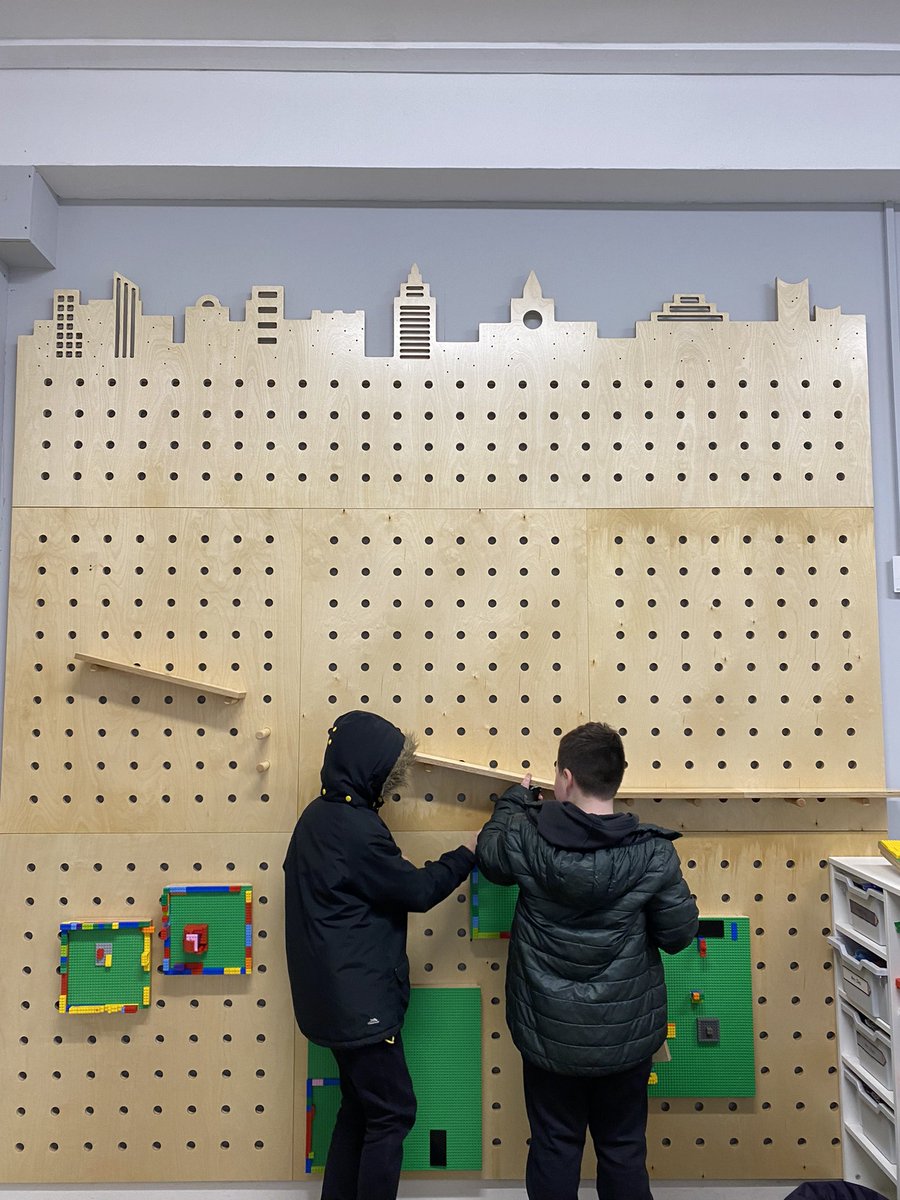 MurrayburnP's tweet image. What does team work look like today? Just a few of our learners using our agile learning wall. 🚗🚗🚗🚗 #learningspacedesign #pupilledlearning