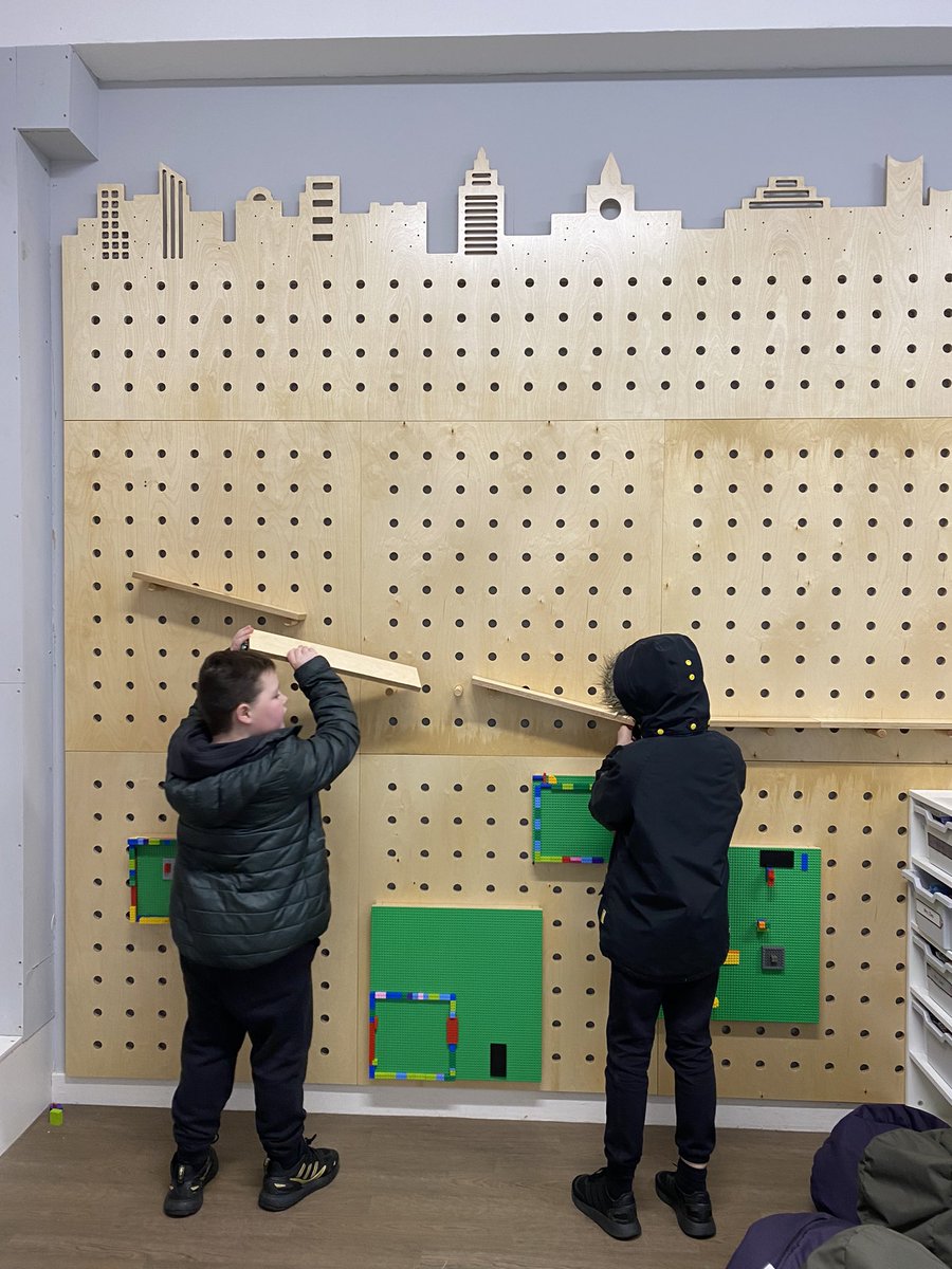 MurrayburnP's tweet image. What does team work look like today? Just a few of our learners using our agile learning wall. 🚗🚗🚗🚗 #learningspacedesign #pupilledlearning