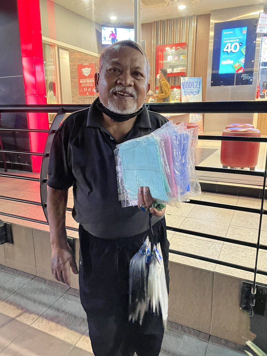 dpasaribu00's tweet photo. TWITTER PLS DO YOUR MAGIC Habis lari di kebun raya bogor,pas ke parkiran kfc ktemu bapak ini nawarin lap kanebo 13rb doang, dari pagi jualan belom ada yg beli. Ayo larisin dagangan bapak ini, tiap hari jualan di parkiran kfc bogor yg dkt pintu tol kebun raya. bantu RT ya gaes https://t.co/fFAMHmZ6oS