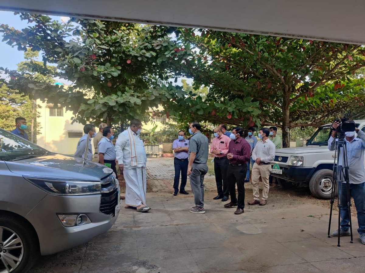 varthabhavanhsn's tweet photo. ಕೋವಿಡ್ ಕೇರ್ ‌ಕೇಂದ್ರ ಪ್ರಾರಂಭ
ಹಾಸನ ;ಜ 18,(ಕರ್ನಾಟಕ ವಾರ್ತೆ) ಜಿಲ್ಲಾ ಉಸ್ತುವಾರಿ ಸಚಿವರು ಹಾಗೂ ಅಬಕಾರಿ ಸಚಿವರಾದ ಕೆ. ಗೋಪಾಲಯ್ಯ ಅವರು ಇಂದು  ಜಿಲ್ಲಾಡಳಿತದ ವತಿಯಿಂದ ನಗರದ  ಜಿಲ್ಲಾ ತರಬೇತಿ ಕೇಂದ್ರದಲ್ಲಿ ನೂತನವಾಗಿ ತೆರೆಯಲಾಗಿರುವ ಕೊವಿಡ್ ಕೇರ್ ಕೇಂದ್ರ ವನ್ನು ಉದ್ಘಾಟಿಸಿದರು. https://t.co/sZywgobNPH