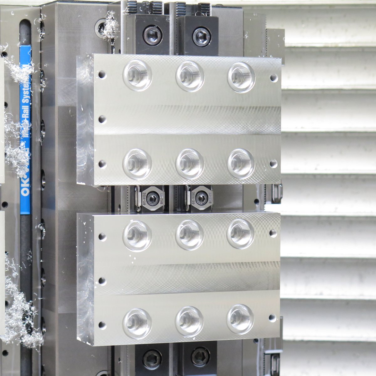 OK-VISE low-profile clamps – here with Multi-Rail RM System – enables clamping two workpieces with one
clamp. When workpieces are getting bigger, then two clamps are used in parallel as we see here.
#OKVISE #workholding #machining