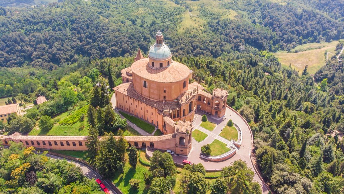 efemarq's tweet photo. A Bolonya estan bojos pels porxos, fins al punt que un dia van construir la porxada més llarga del món, el "Portico di San Luca" (1674-1721) de 3,796 metres de llargària i 658 arcs. Surt de la ciutat i s'enfila muntanya amunt fins arribar al Santuari de la Madonna di San Luca. https://t.co/exTPyvY4JS