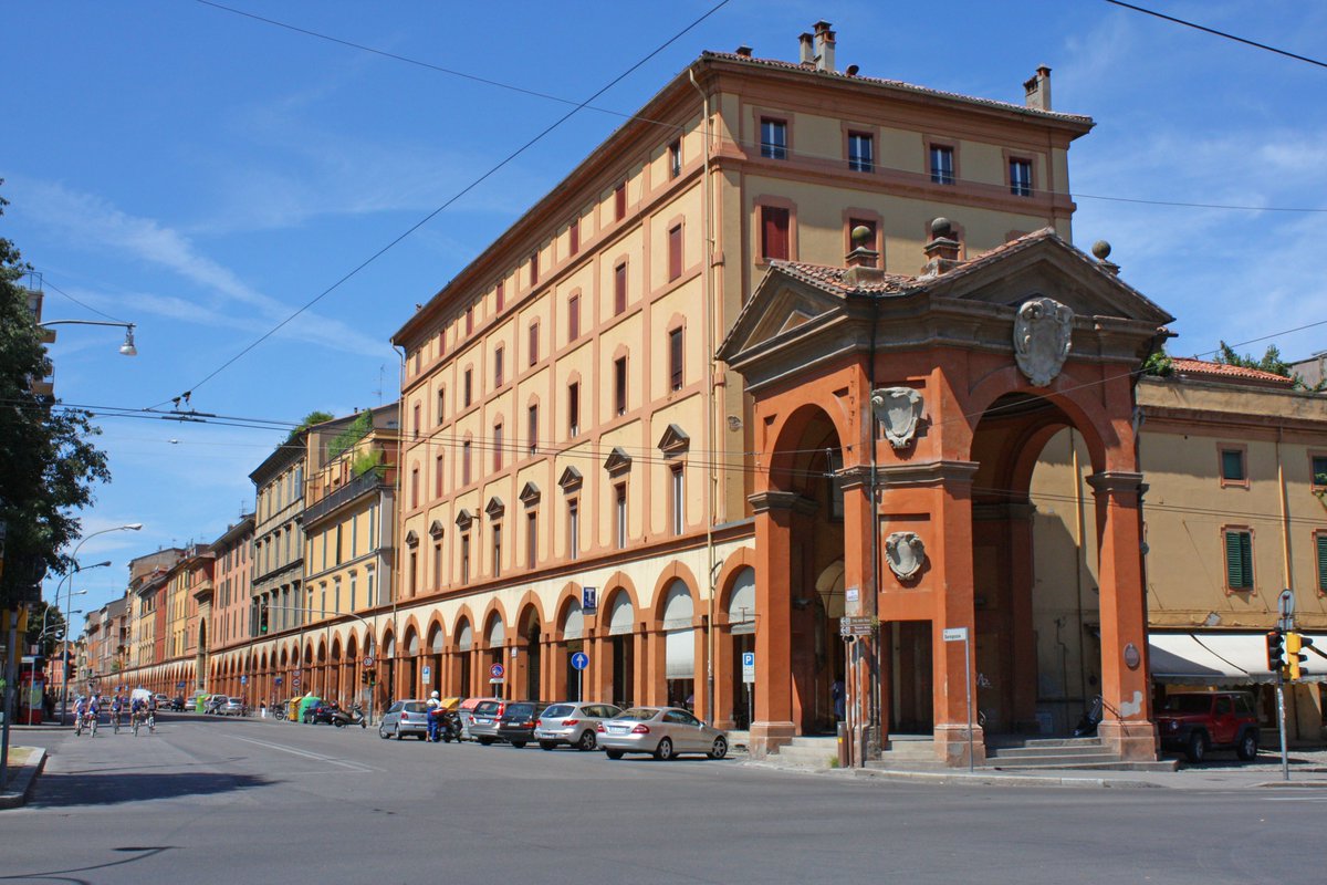 efemarq's tweet photo. A Bolonya estan bojos pels porxos, fins al punt que un dia van construir la porxada més llarga del món, el "Portico di San Luca" (1674-1721) de 3,796 metres de llargària i 658 arcs. Surt de la ciutat i s'enfila muntanya amunt fins arribar al Santuari de la Madonna di San Luca. https://t.co/exTPyvY4JS