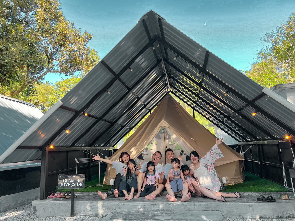 HauShermine's tweet photo. First time bawa family glamping, ni memang senang sikit tak yah ready apa2… ambik baju je…. kalau nak BBQ boleh bawa seafood,ayam….

Sini dah Ada dapur semua, untuk korang masak.
Ada sungai, Ada playground, Ada swimming pool…bawa kanak2 sangat sesuai.🥰
Recommend 👍 https://t.co/36Ua09TsNJ