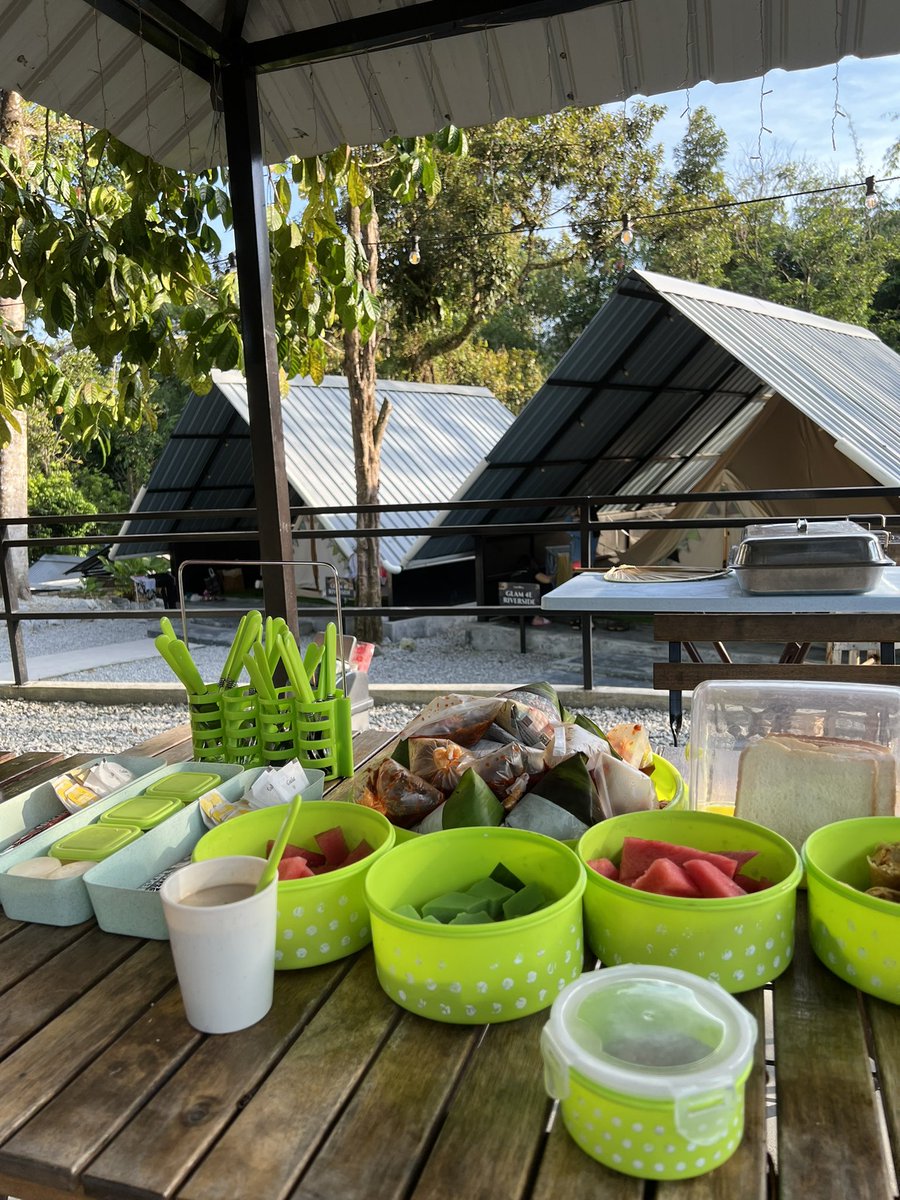 HauShermine's tweet photo. First time bawa family glamping, ni memang senang sikit tak yah ready apa2… ambik baju je…. kalau nak BBQ boleh bawa seafood,ayam….

Sini dah Ada dapur semua, untuk korang masak.
Ada sungai, Ada playground, Ada swimming pool…bawa kanak2 sangat sesuai.🥰
Recommend 👍 https://t.co/36Ua09TsNJ