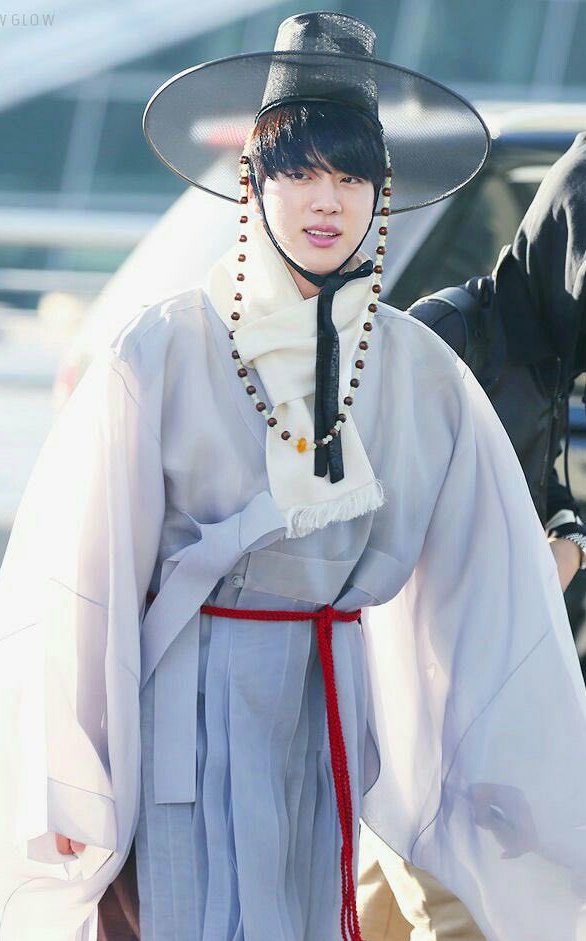 chanel_nicky's tweet photo. PRINCE KIM SEOKJIN PARENT REALONE @Thairoyalfamily @BTS_TWT @bts_bighit @BIGHIT_MUSIC @BigHitShop @Txt_bighit @Moonriver365 @Thebluehousekr @TheBlueHouseENG @Thebluehouseeng @TheBlueHouseKo1 https://t.co/01tEi4bLk4