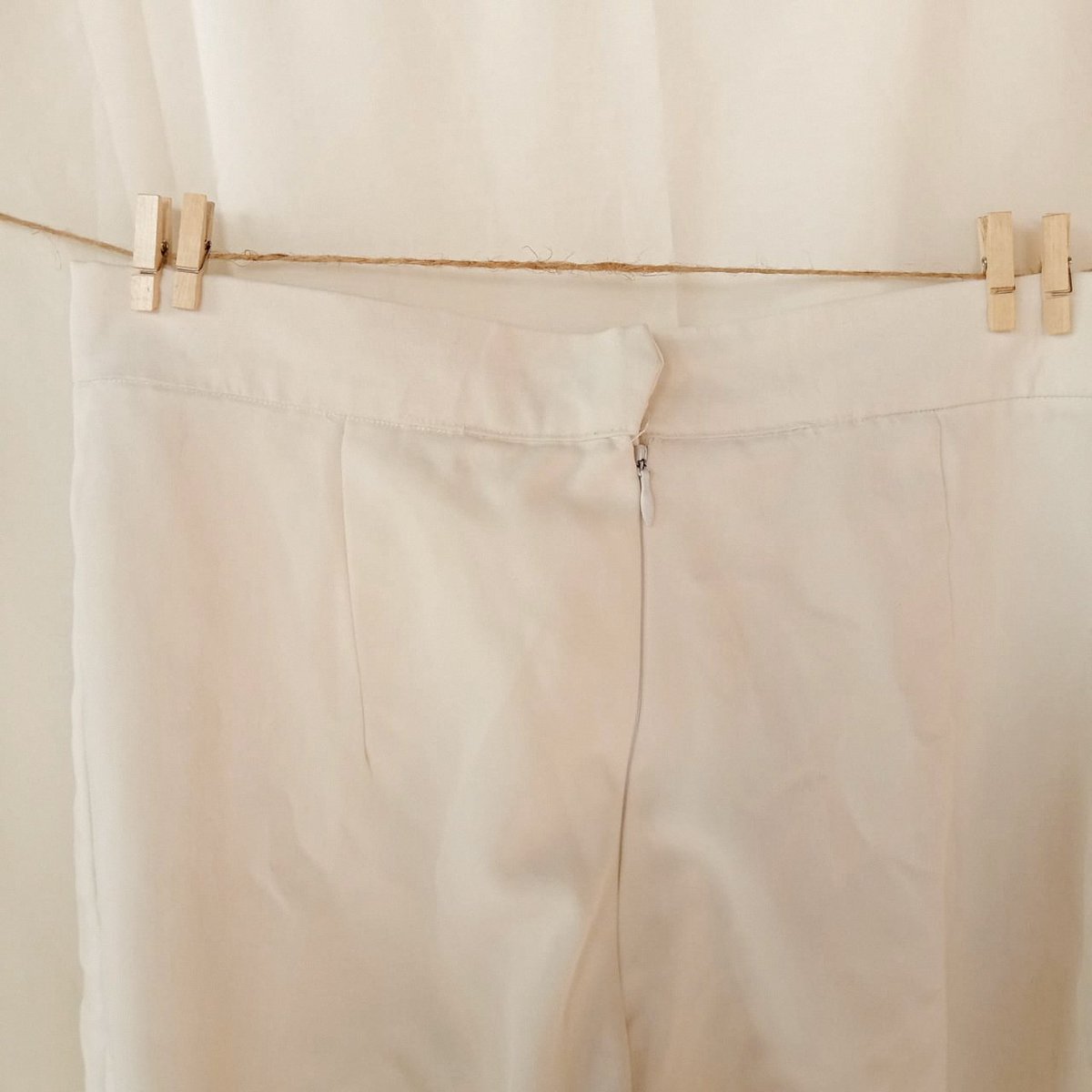 cottoncIip's tweet photo. xylie pants
IDR 45k
ld: 72cm, lph: 58cm, p: 103cm

note: INI SUPER HIGHWAIST YA! Warna putih, cuma dia kaya celana putih pada umumnya yang gak ad furing jadi kalian harus pakai daleman. Or better paling aman pakai lagging. So pretty. 😭😍 https://t.co/EUMNjWubO4