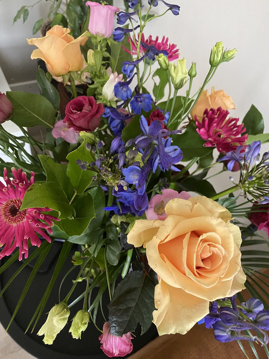 Rolien1966's tweet photo. Zojuist werden deze prachtige bloemen afgeleverd. Blij mee! Het feest kan beginnen mensen 🥳 Vanmiddag de diploma uitreiking  van de opleiding #posthbo #bedrijfskunde van @Windesheiminfo. En dan zit het er écht op ! https://t.co/isIlAk5VVa