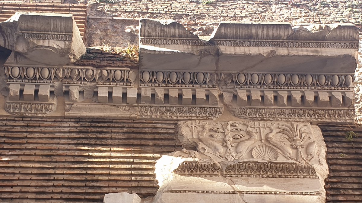 AncientRomeLive's tweet image. The remains of the Basilica of Neptune are behind the Pantheon, have you ever stopped to look up at the fresco detailing? Take a look at the entry bit.ly/33m11gN on #AncientRomeLive