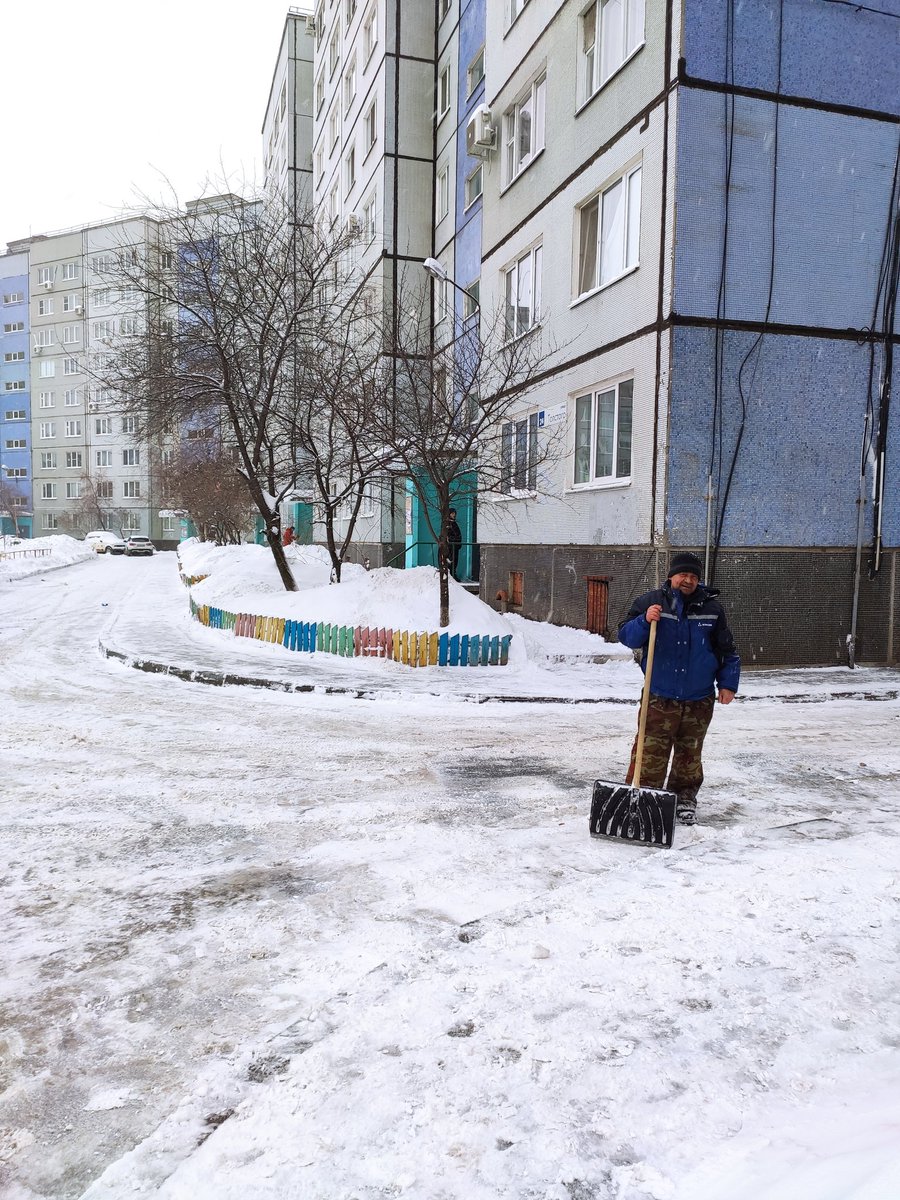 Не смотря на снегопад ❄️ очистка придомовой территории управляющими компаниями продолжается❄️ Молодцы👍