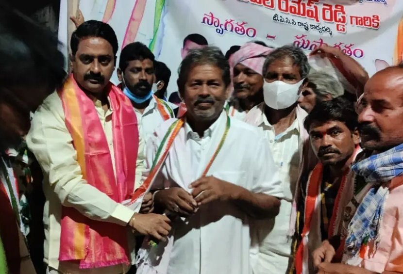Ramesh_R_Patel's tweet photo. టిఆర్ఎస్ నుంచి కాంగ్రెస్ కు  వలసల జోరు....
స్థానిక సూర్యాపేట రూరల్ రుప్ల తండా నుంచి టీఆర్ఎస్ గ్రామ శాఖ ఉపాధ్యక్షుడు మరియు ఇద్దరు వర్డ్ మెంబర్ల తో పాటు 200మంది TRS కార్యకర్తలు కాంగ్రెస్ లో చేరడం జరిగింది.
@revanth_anumula
@KomatireddyKVR
@seethakkaMLA 
@INCTelangana https://t.co/5kJOhudfs1