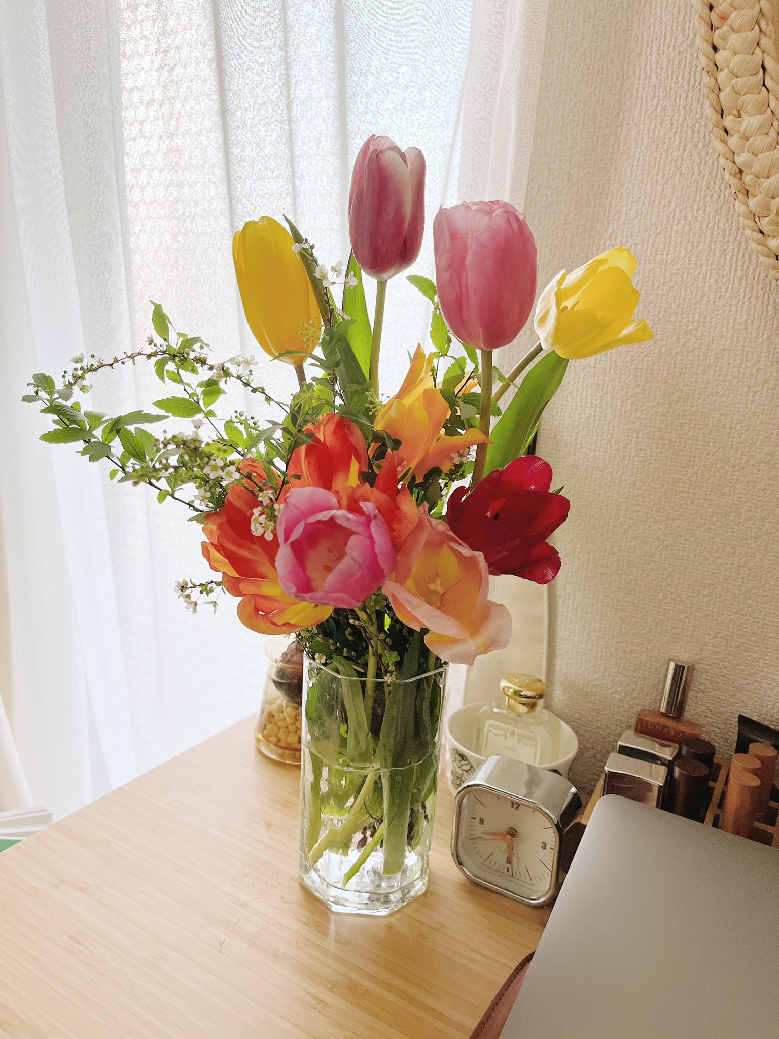 Uno チューリップのブーケ 少し終わりかけてるものを短くしてみたらそれはそれで華やかで可愛い まさにこの絵文字のようだ T Co Xmovgcti7p Twitter