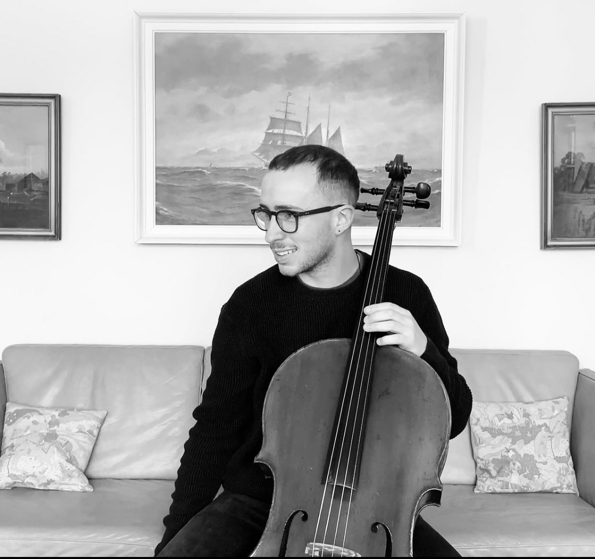 AnyGivenRunway's tweet photo. Cellist from the Ember Trio, Chris Gascoine talks about his career & travels. 🎻 🎵 🇬🇧 @embertrio #anygivenrunway🛫 #chrisgascoine #embertrio #curiosity🗝 #teamagr👽 #cellist @chrisjgascoine
https://t.co/6RunlBitRr https://t.co/LbOKBJPsiT