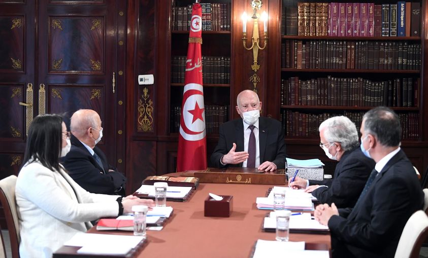 TnPresidency's tweet photo. رئيس الجمهورية #قيس_سعيد يتطرق في لقاء مع العميد الصادق بلعيد والعميد محمد صالح بن عيسى والأستاذ أمين محفوظ إلى جملة من القضايا المتعلّقة بالجوانب القانونية والسياسية والحلول القانونية للمرحلة القادمة ومحور المرفق العمومي للقضاء. #TnPR https://t.co/VM8BXltKkR