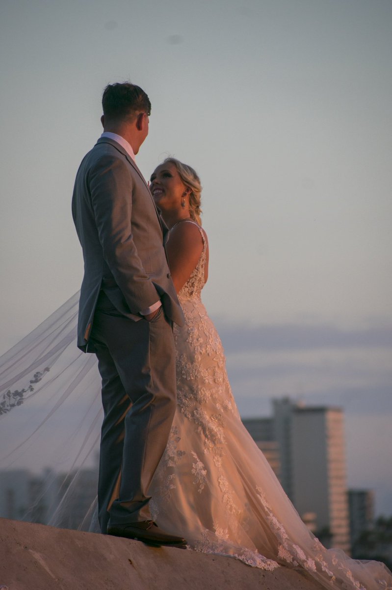 Spenxer98's tweet photo. I do not know who this couple is but congrats on your marriage in Hawaii. Retweet this so I can send this to them LOL 🤞🏾#BlackPhotography #Waikiki https://t.co/zurKaT3Cck