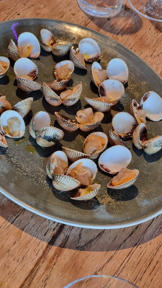 Qué gusto cuando encuentras hostelería de cabo a rabo. Hoy, en #Moments (Urbanova) una comida bien seleccionada y ejecutada, con producto bien tratado, todo gustoso. Que convive con una oferta para TODOS. Cocina non stop, turnos todos intensivos, proyectos empresariales 10.