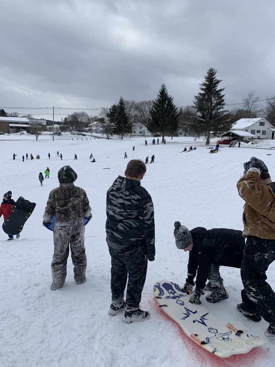MissFarr4's tweet photo. Fun in the snow today for 6th grade! 🥰☃️❄️🏂🛷 #wcsdletsgo https://t.co/qL4Wpqbg6t