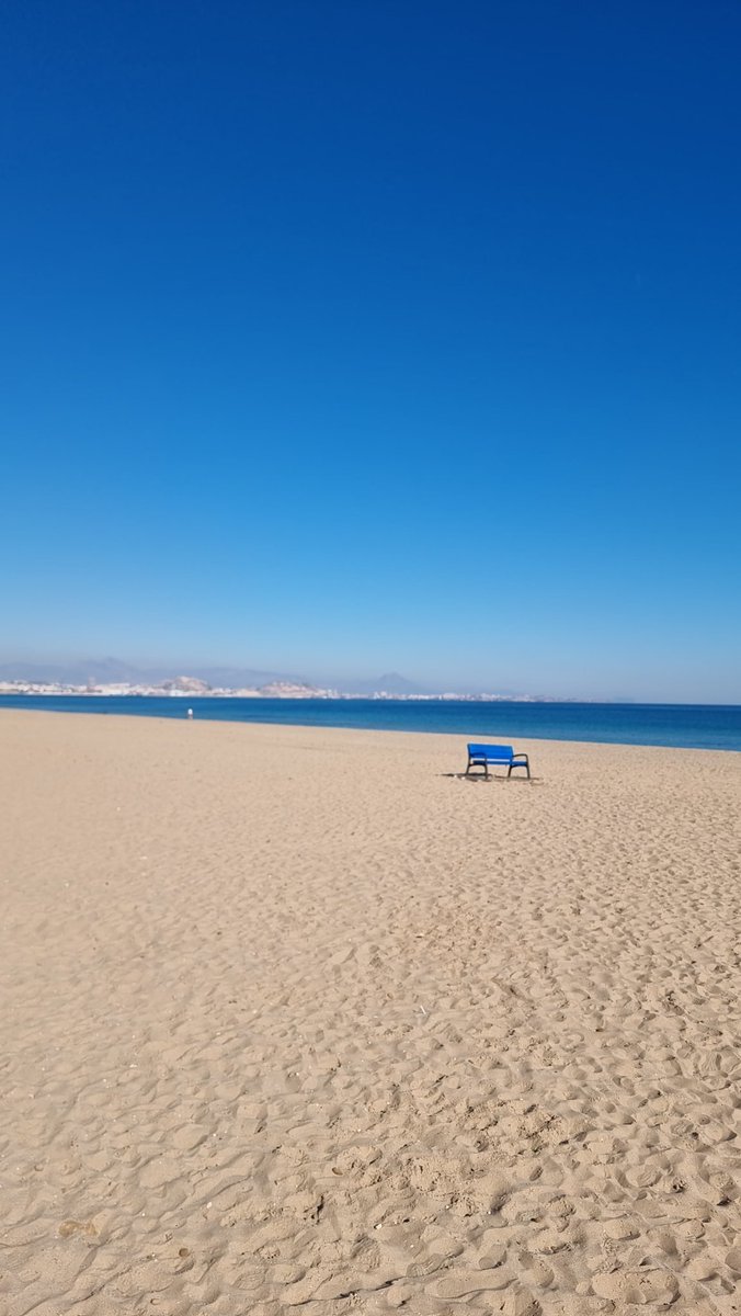 He disfrutado, en primera línea de playa. Y decoración cuidada, detalles al milímetro, ¡hasta el uniforme cambia por temporada igual que la decoración! Se nota que hay estudio, trabajo y pasión. Y es un negocio familiar, de más de 25 años. Dedicación al cliente. Mi admiración.