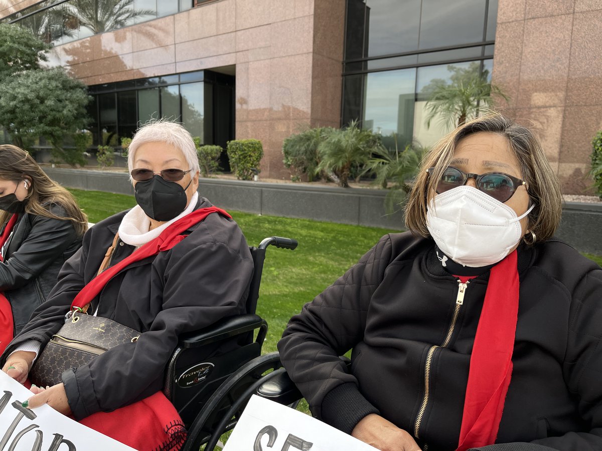 UNITEHERE11AZ's tweet image. DAY 5: AZ Hunger strikers gather at Sen. Sinema's PHX office as fellow hunger strikers in DC just got arrested in DC. We are putting our bodies on the line to tell the Senate how urgently we need voting rights legislation.

#FreedomtoVote #WorkerPower #Hungerstrike4democracy