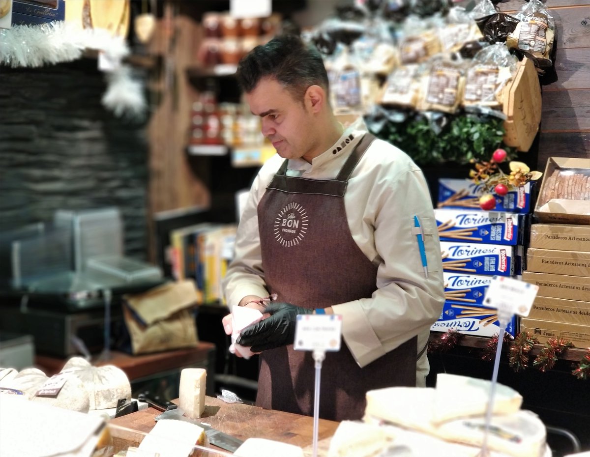 MCHM_Chamartin's tweet photo. ¿Cómo conservar el #queso en casa?
Los trucos del #MasterCheese Salvador Valero Duran para prolongar la vida del queso en las mejores condiciones.
Desde #BonFromage al mundo.
https://t.co/EdUwMrJzVG https://t.co/T50rrZkaKe