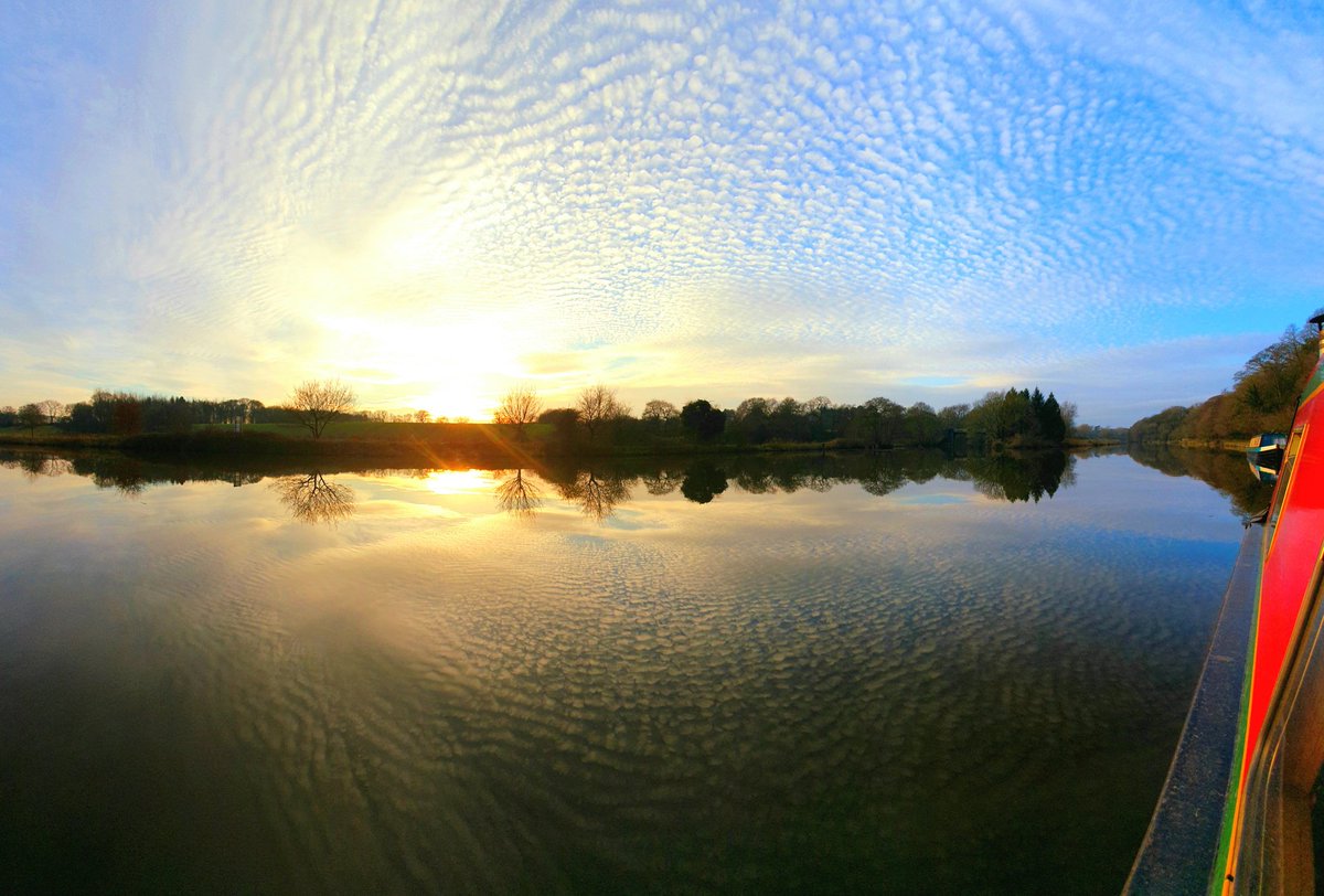 There are times when all I can do is watch in absolute awe. Nothing else. Just stand, quietly, and watch

#boatsthattweet 
#boatlife
#RiverWeaver
#sunsetphotography