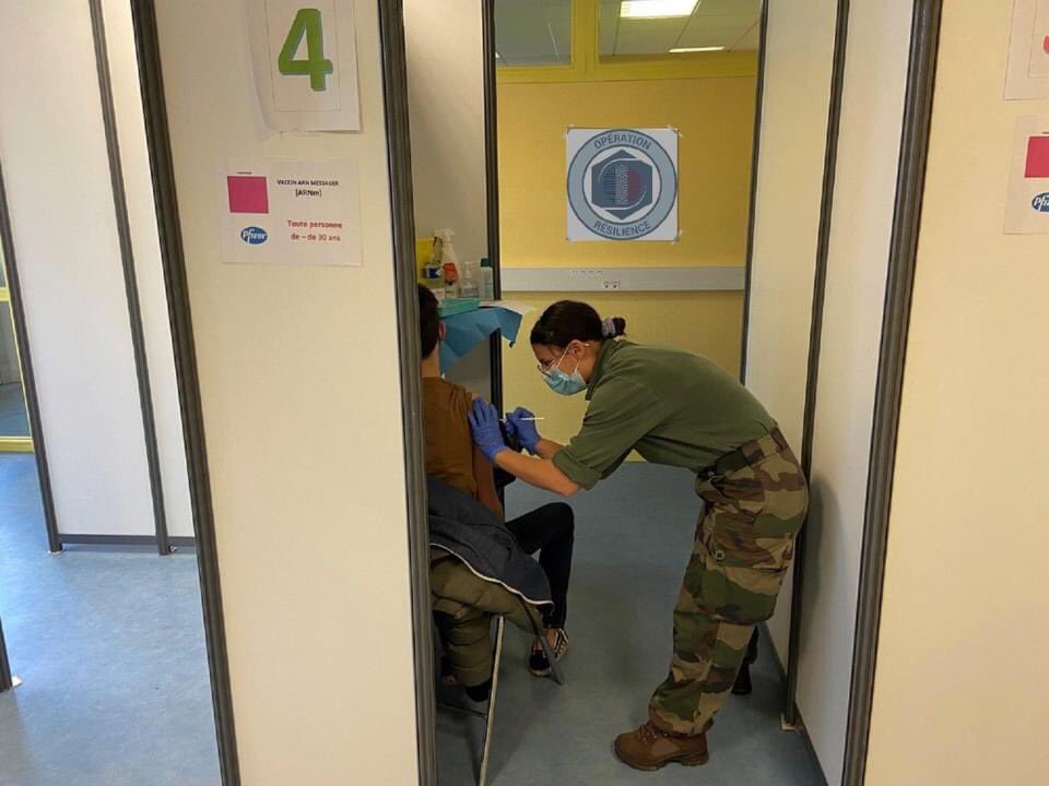 armeeszoneouest's tweet image. [#RÉSILIENCE]➕de 3300 injections effectuées par les Armées à Saint-Brieuc depuis 15 jours.
La semaine dernière, une équipe de soldats du @3eRIMaVannes, @11e_RAMa et #2RMAT a été déployée au centre de vaccination à #SaintBrieuc (22).
#NotreDéfense 
ℹ️ : cutt.ly/YIE2ZaO