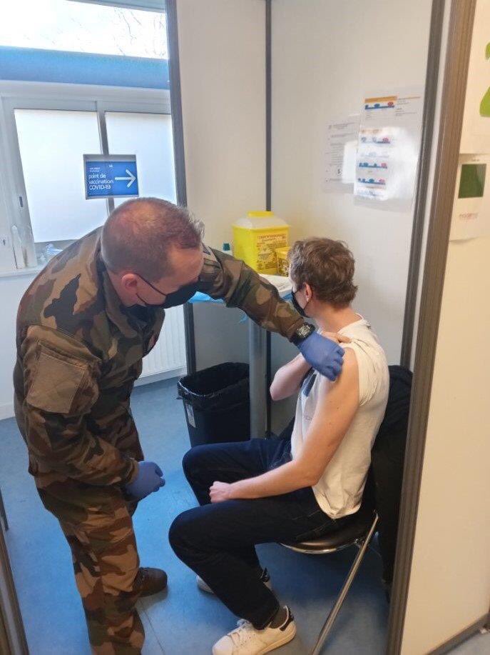 armeeszoneouest's tweet image. [#RÉSILIENCE]➕de 3300 injections effectuées par les Armées à Saint-Brieuc depuis 15 jours.
La semaine dernière, une équipe de soldats du @3eRIMaVannes, @11e_RAMa et #2RMAT a été déployée au centre de vaccination à #SaintBrieuc (22).
#NotreDéfense 
ℹ️ : cutt.ly/YIE2ZaO