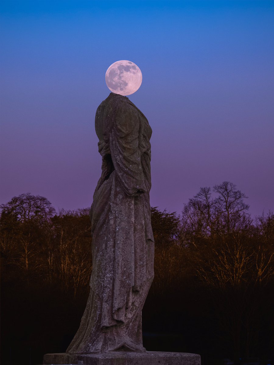 This headless statue in Crystal Palace Park regained a head for a brief moment in the shape a wolf moon last night as it rose from the horizon.
.
.
.
.
.
@CrystalPalacePK 
#crystalpalace #crystalpalacepark #crystalpalacetriangle #bromley #penge #croydon #wolfmoon2022