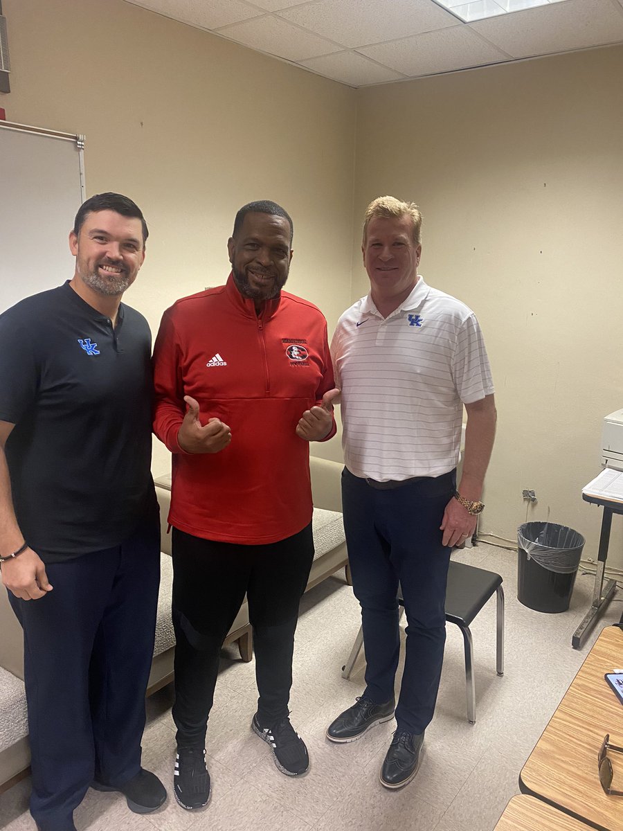 unclelukereal1's tweet photo. Thank you #mikestoops @UKFootball for stopping by @miamiedison_fb today. https://t.co/6zmdaJPk7w