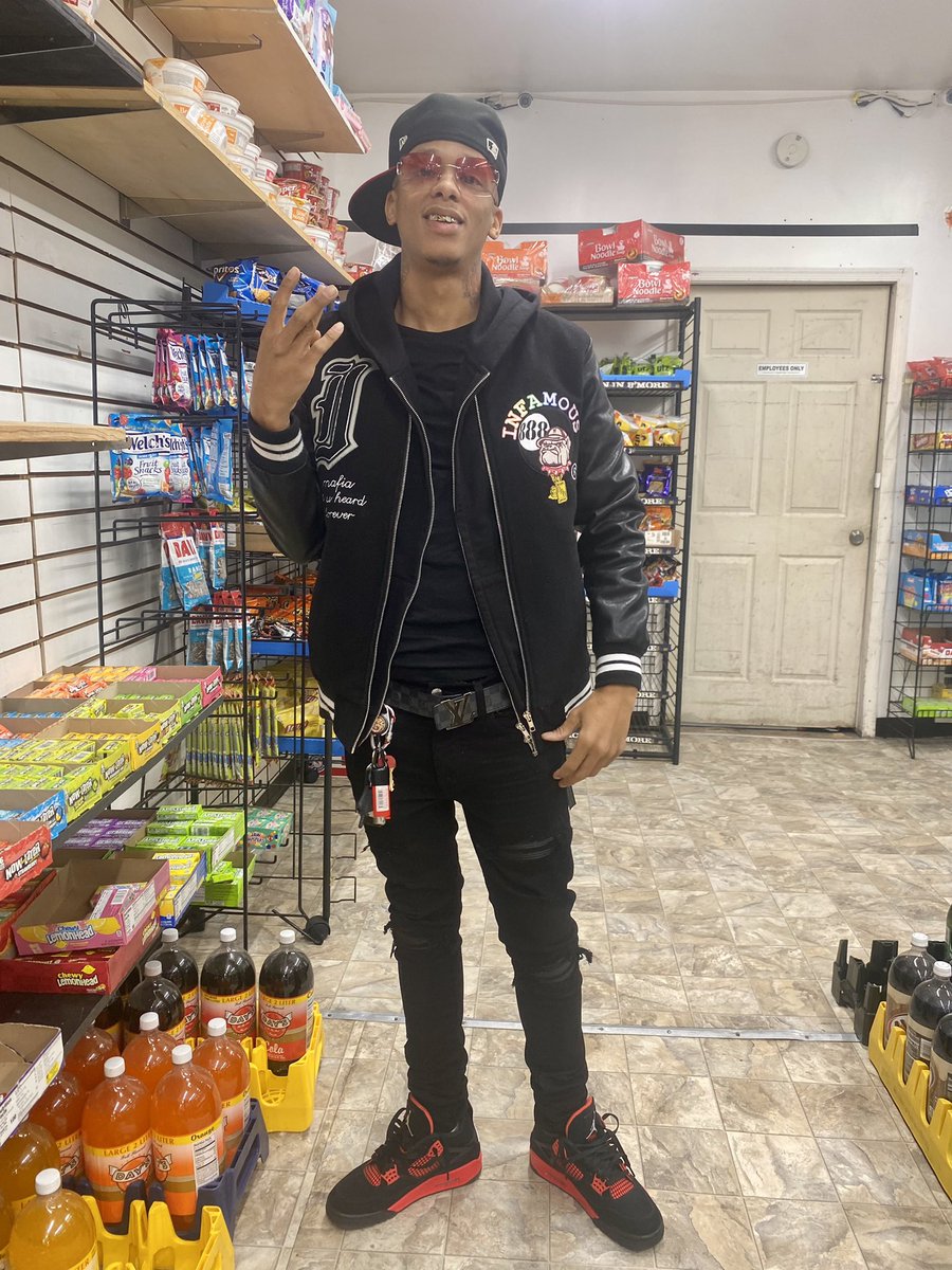 solidyunginn_'s tweet photo. ask me if I’m still selling bags you know it 
 got the money I don’t even gotta show it 
mike amiri jeans holding my blower 
 &amp; I like to fuck they mind I know what I’m doing! 🏚 https://t.co/2VrnwjNBuq